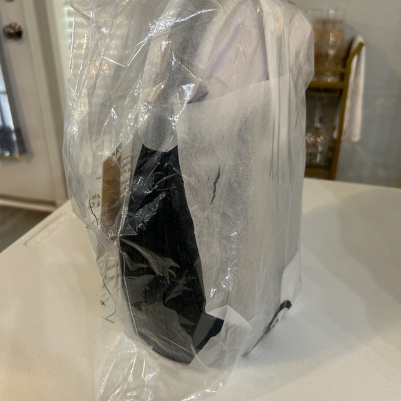 Michael Kors Reed Medium Pebble Leather Belted Bucket Crossbody Bag NWT - Picture 5 of 6